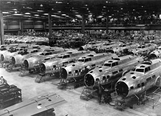 1280px-B-17Es_at_Boeing_Plant_Seattle_Washington_1943-640x462