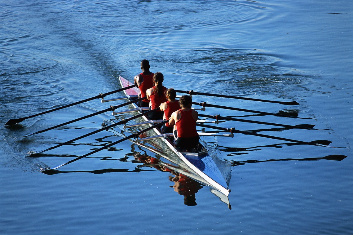 team-rowing-in-same-direction
